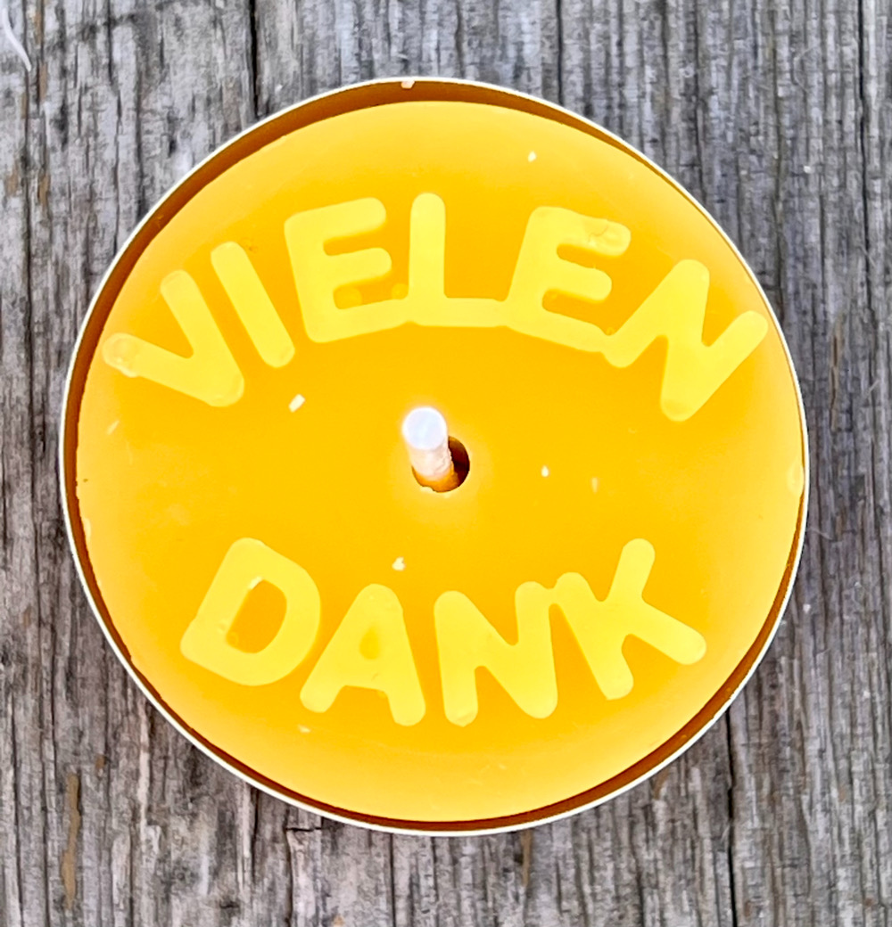 Teelichter mit Motiven aus gelben Bienenwachs – Bild 4